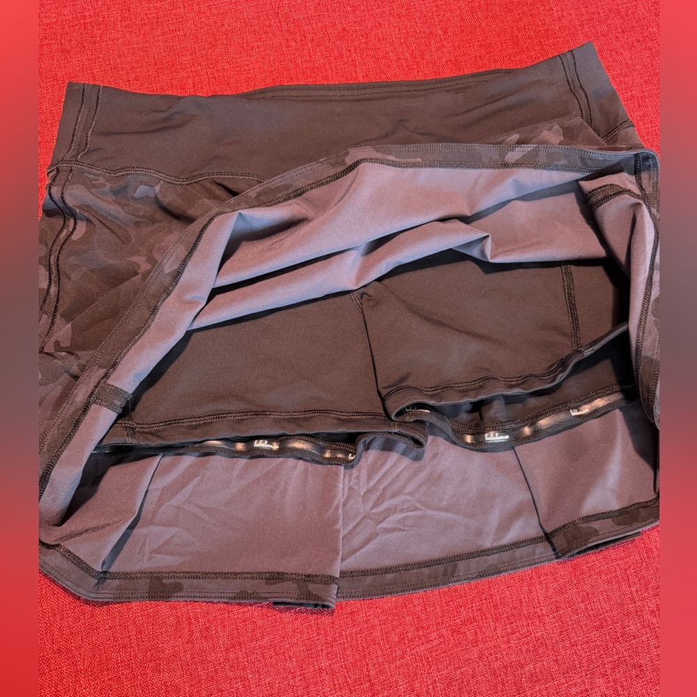 👉🏼LIKE NEW👈🏼 Lululemon Pace Rival Grey & Black Camo Skirt Sz:8 - Picture 3 of 6